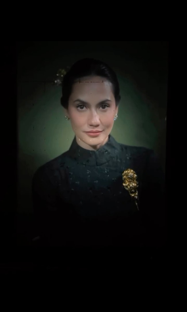 Salah satu foto juga memperlihatkan Pevita tampil dengan kebaya janggan hitam. Kebaya tersebut dilengkapi dengan bros warna emas. Foto: Instagram/@pevpearce