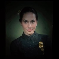 Salah satu foto juga memperlihatkan Pevita tampil dengan kebaya janggan hitam. Kebaya tersebut dilengkapi dengan bros warna emas. Foto: Instagram/@pevpearce