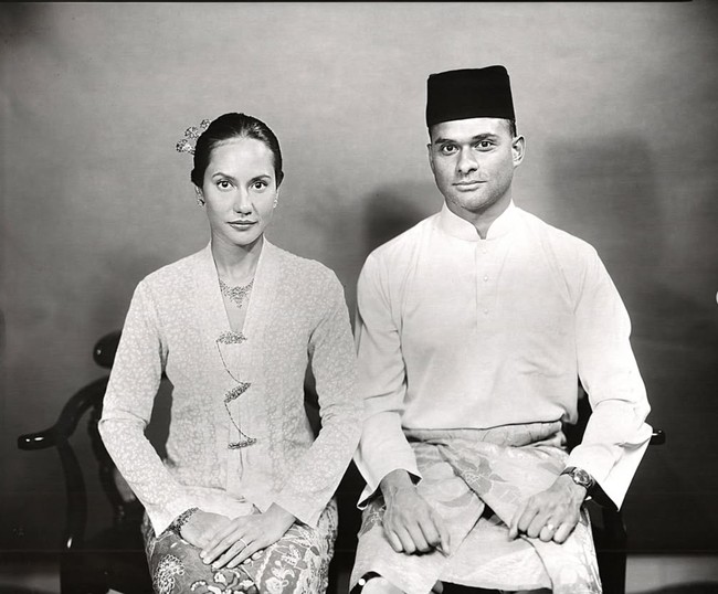 Di unggahan terbarunya di Instagram, Pevita memamerkan hasil pemotretannya dengan kamera tua tersebut. Bernuansa jadul, foto tersebut tampak berwarna hitam-putih. Foto: Instagram/@pevpearce