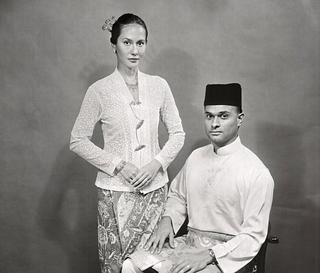 Penampilan Pevita yang tetap terlihat cantik meski dipotret dengan kamera jadul pun tak kalah curi sorotan. Bahkan dengan kamera jadul pun kamu masih cantik mbakk pevitaaaaa, tulis salah satu komentar. Kalian serasi. Semoga Allah menjaga dan melindungi kalian berdua sampai bila bila, komentar lain. Foto: Instagram/@pevpearce