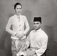 Penampilan Pevita yang tetap terlihat cantik meski dipotret dengan kamera jadul pun tak kalah curi sorotan. Bahkan dengan kamera jadul pun kamu masih cantik mbakk pevitaaaaa, tulis salah satu komentar. Kalian serasi. Semoga Allah menjaga dan melindungi kalian berdua sampai bila bila, komentar lain. Foto: Instagram/@pevpearce