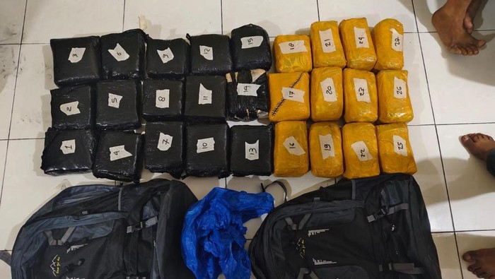 Polda Riau menyita 27 kilogram sabu dari kurir yang ditangkap di Kota Pekanbaru.