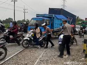 Polisi Turun Tangan Atasi Macet Imbas Rel Latek Pasuruan Belum Diaspal