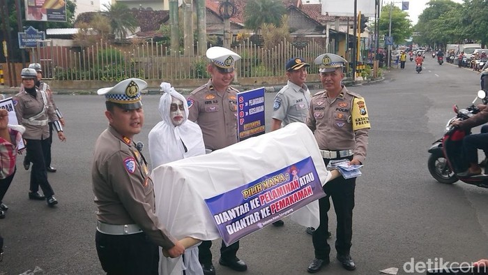 Polisi di Tulungagung bawa pocong-keranda mayat untuk ingatkan bahaya laka