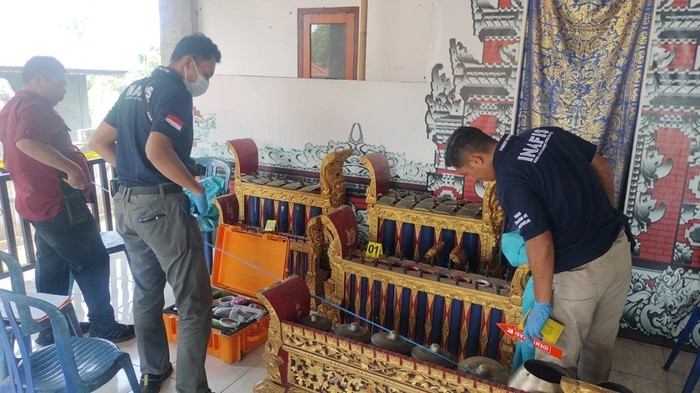 Polisi melakukan olah TKP pencurian gamelan di Balai Serba Guna/Kantor Desa Adat Padangkeling, Kelurahan Banyuning, Buleleng, Kamis (27/11/2025). (Foto: Dok. Polres Buleleng)