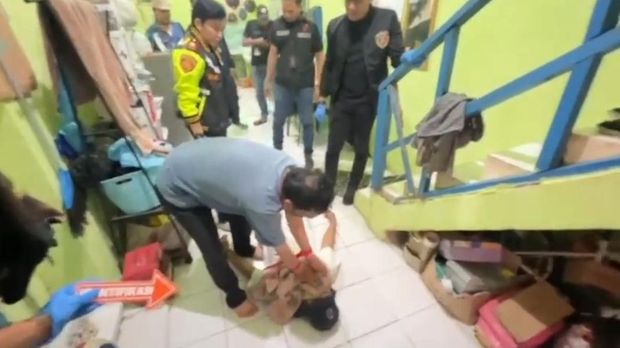 Polisi menggelar prarekonstruksi kasus tewasnya bocah Alvaro Kiano Nugroho (6) oleh ayah tiri Alvaro, Alex Iskandar (AI). (dok. ist)