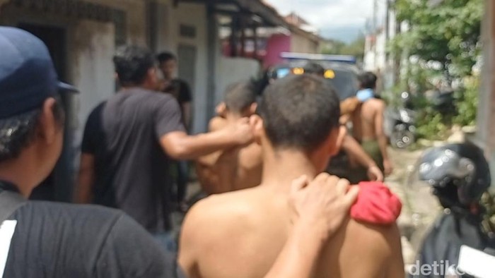 Polisi saat menggerebek kamar penginapan yang diduga jadi lokasi penyekapan.