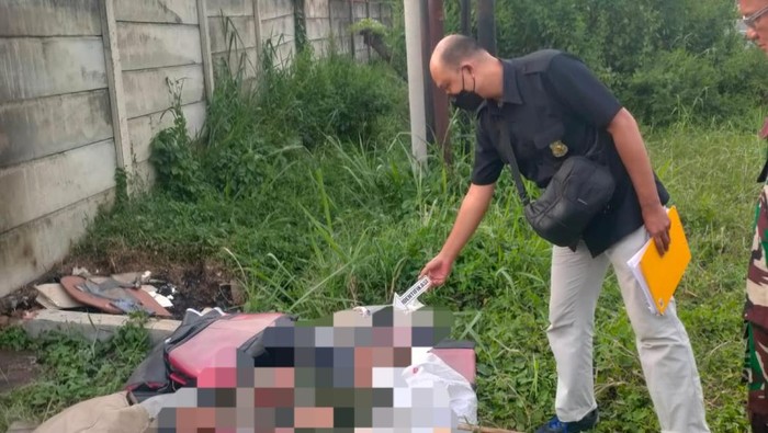 Polisi saat olah TKP di lokasi penemuan mayat di Palembang.