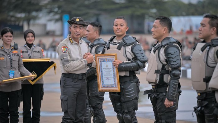 Kapolres Kediri AKBP Bramastyo Priaji menerima penghargaan dari Irwasum Polri Komjen Wahyu Widada