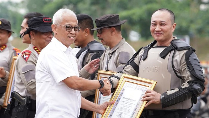 Kapolresta Malang Kota Kombes Pol Nanang Haryono terima penghargaan di puncak Apel Kasatwil 2025