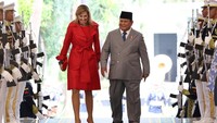 Ratu Belanda Maxima berjalan bersama Presiden Indonesia Prabowo Subianto saat keduanya bertemu di Istana Merdeka, Jakarta, Indonesia, Kamis (27/11/2025). REUTERS/Willy Kurniawan