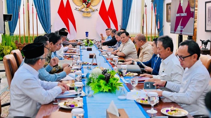 Presiden Prabowo kumpulkan sejumlah anggota kabinet bahas persiapan Nataru hingga penanganan bencana di Sumatera, Kamis (27/11).
