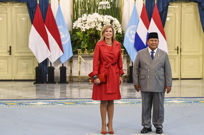 Tak ada mahkota yang menemani. Namun, pilihan gelang dan kalung yang bold alias berani lebih dari cukup untuk menonjolkan gaya Ratu Maxima ini. (Foto: ANTARA FOTO/GALIH PRADIPTA)