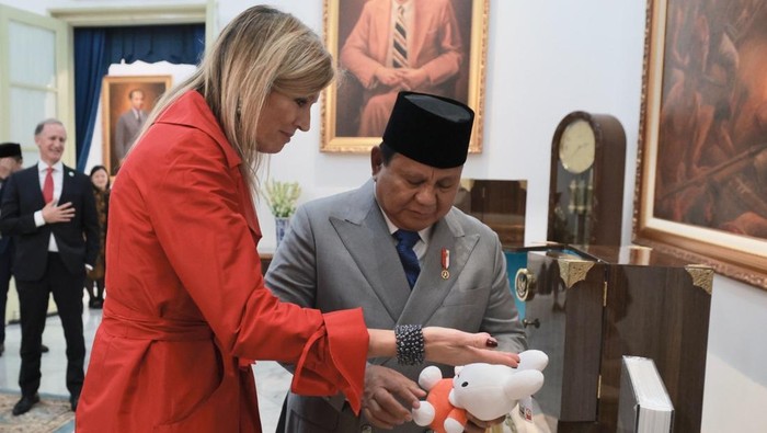 Presiden Prabowo Subianto dan Ratu Belanda, Maxima saling bertukar cendera mata.