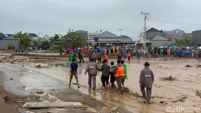 Proses evakuasi korban meninggal dunia banjir longsor di Sumbar. (Jeka kampai/detikSumut)