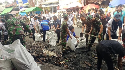 Proses pembersihan puing-puing kebakaran Pasar Menanga, Kecamatan Rendang, Karangasem, Kamis (27/11/2025). (Dok. I Made Hendra Sagita, Perbekel Menanga)