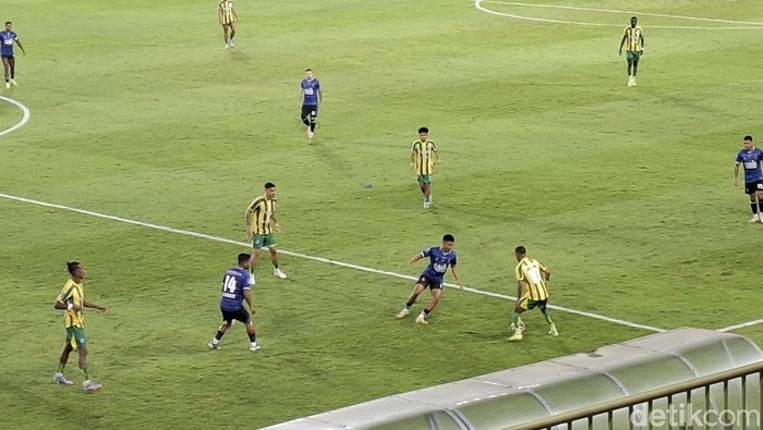 Laga PSBS Biak vs Persijap Jepara di Stadion Maguwoharjo, Sleman, Kamis (27/11/2025).