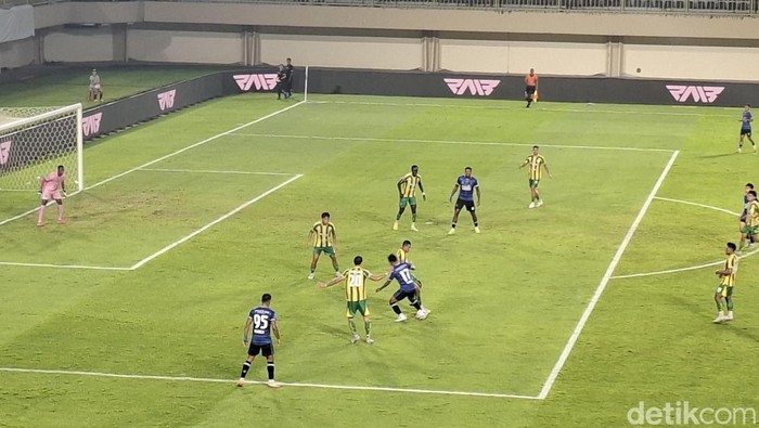 Laga PSBS Biak vs Persijap Jepara di Stadion Maguwoharjo, Sleman, Kamis (27/11/2025).