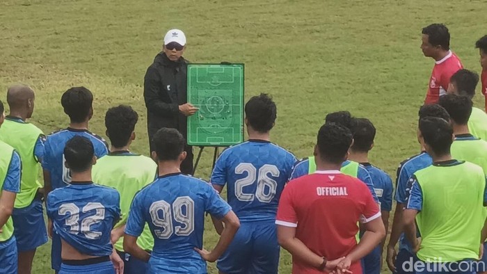 Pelatih PSIS, Jafri Sastra saat memimpin latihan tim di lapangan Arhanud Semarang, Kamis (27/11/2025).