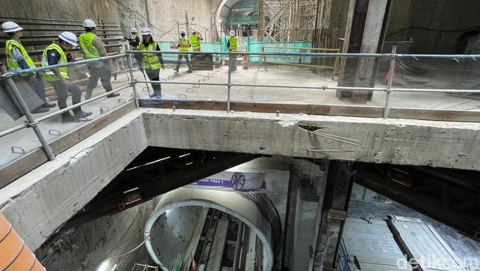 PT MRT Jakarta menjalankan proyek MRT Fase 2A CP202 Harmoni-Mangga Besar