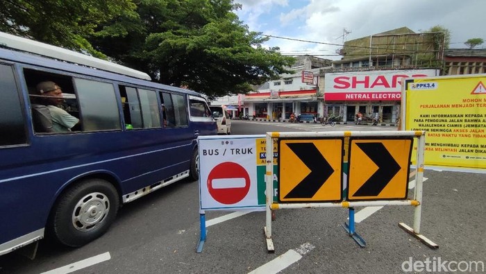 Rambu peringatan Jalan Nasional Ciamis-Cirebon ditutup imbas Jembatan Cikaleho Ambrol