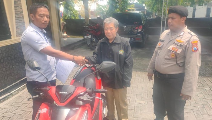 Rasa haru guru di Lamongan usai motornya kembali