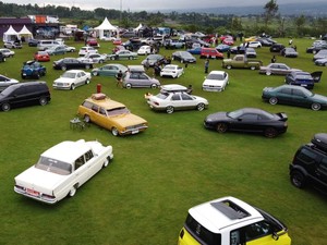 Ratusan Pengguna Mobil Klasik Kumpul di Bogor, Ada Apa?