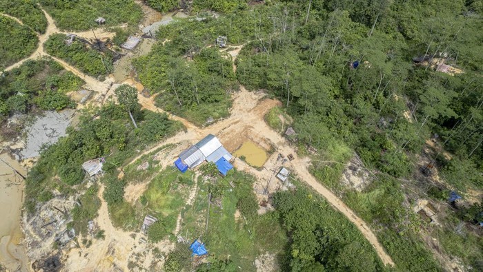 Foto udara tempat penambangan minyak ilegal di perbatasan Hutan Harapan, Desa Sako Suban, Musi Banyuasin, Sumatera Selatan, Kamis (27/11/2025). Ratusan sumur minyak ilegal aktif ditemukan di sejumlah titik di tepi hutan lindung di perbatasan Sumatera Selatan dan Jambi setempat sehingga mengancam upaya restorasi ekosistem yang tengah dilakukan. ANTARA FOTO/Wahdi Septiawan