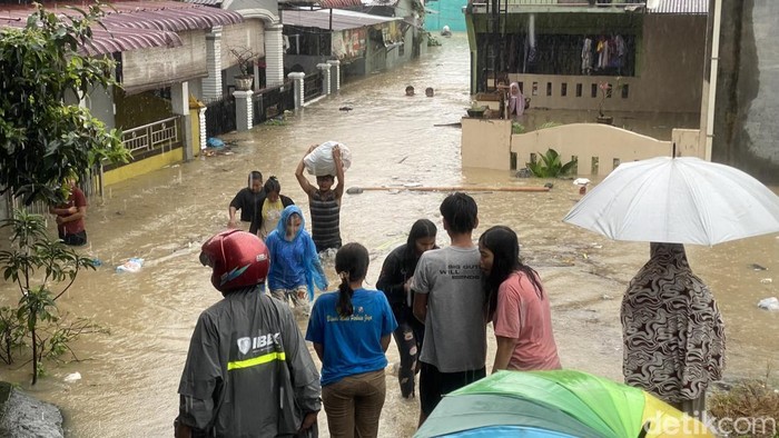 Ratusan warga di Medan Sunggal mengungsi akibat terdampak banjir