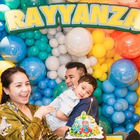 Melalui akun Instagram pribadi, Raffi Ahmad dan Nagita Slavina membagikan momen kejutan spesial ulang tahun putra keduanya, Rayyanza. Kejutan tersebut diberikan tepat pada pukul 00.00 di tanggal 26 November. Foto: Instagram/@raffinagita1717