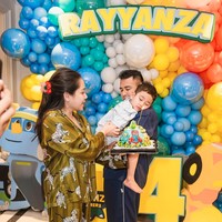Terlihat salah satu sisi rumahnya sudah didekorasi dengan balon dan tema GOGO DINO. Nama Rayyanza dan angka usianya kini juga ikut tertera dalam dekorasi ultahnya. Foto: Instagram/@raffinagita1717