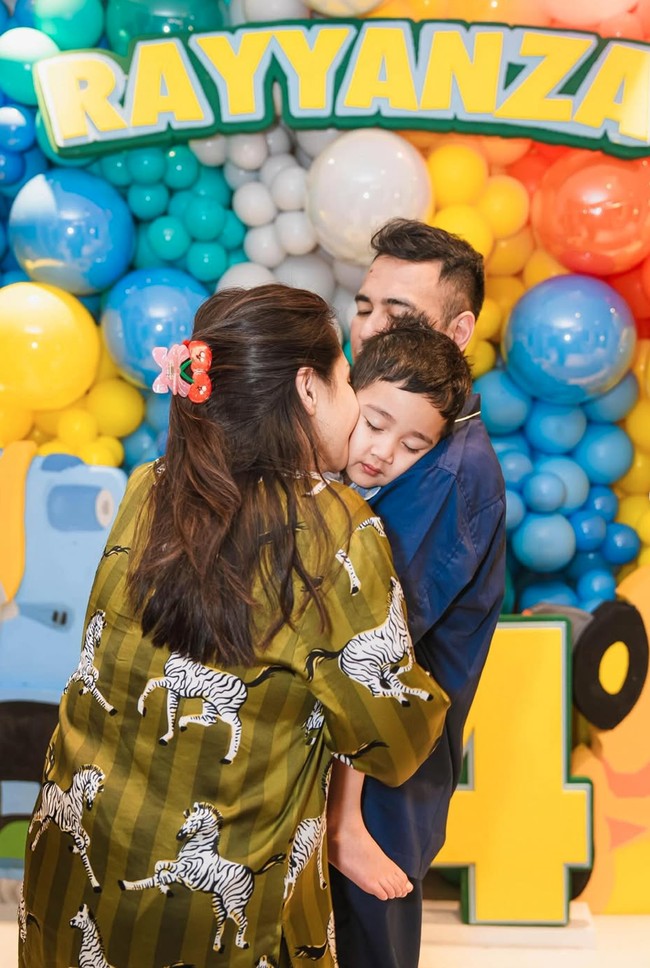 Rayyanza sendiri tampaknya masih mengantuk dan tertidur pulas di gendong Raffi. Foto: Instagram/@raffinagita1717