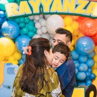 Rayyanza sendiri tampaknya masih mengantuk dan tertidur pulas di gendong Raffi. Foto: Instagram/@raffinagita1717