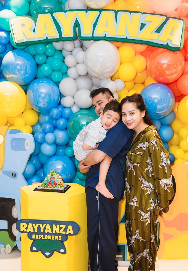 Karena kejutan ultah tersebut berlangsung tengah malam, terlihat Raffi, Nagita, dan Rayyanza yang masih mengenakan piyama tidur.  Foto: Instagram/@raffinagita1717