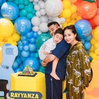 Karena kejutan ultah tersebut berlangsung tengah malam, terlihat Raffi, Nagita, dan Rayyanza yang masih mengenakan piyama tidur.  Foto: Instagram/@raffinagita1717