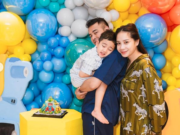 7 Foto Kejutan Ultah Rayyanza, Nagita Slavina Curi Atensi Pakai Piyama Zebra