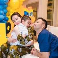 Kenakan piyama hijau bermotif zebra, penampilan Nagita curi atensi. Setelah ditelusuri, diketahui piyama lucu Nagita itu berasal dari merek Victorias Secret. Melansir website resminya, Green Chameleon Zebra Satin Long Pyjama Set dibanderol dengan harga £69 atau sekitar Rp 1,5 juta. Foto: Instagram/@raffinagita1717