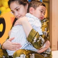 Tampil natural, Nagita juga terlihat tak mengenakan makeup sedikitpun. Rambutnya pun hanya dijepit setengah. Meski demikian ia tetap terlihat cantik. Foto: Instagram/@raffinagita1717