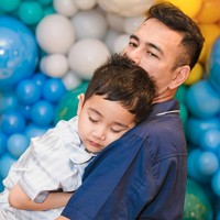 Sedari awal hingga akhir acara, Rayyanza tetap konsisten tertidur pulas. Wajahnya tampak menggemaskan kala tertidur di gendongan sang papa. Foto: Instagram/@raffinagita1717