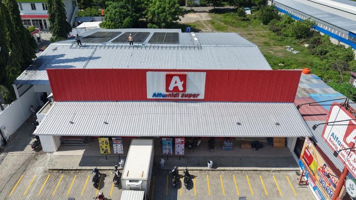 Reduksi Emisi, Alfamidi Operasikan 30 PLTS-Pilah Sampah Jadi Berkah