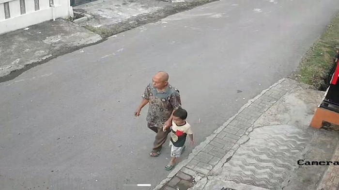 Rekaman CCTV yang menampilkan balita diduga korban penculikan di Makassar dibawa pria misterius.