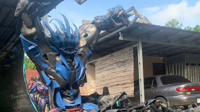 Replika robot hasil karya Ismail, warga Getas, Playen, Gunungkidul berada di atas bahan bakunya.