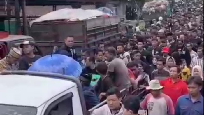 Ribuan pelayat menyambut kedatangan jenazah Pekerja Migran asal Tulungagung yang meninggal di Malaysia.