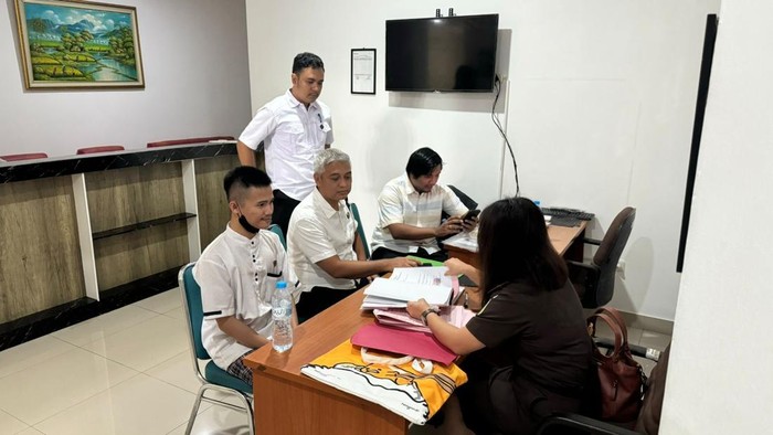 Perkara tindak pidana Informasi dan Transaksi Elektronik (ITE) oleh Rizky Kabah memasuki babak baru. Ia merupakan kreator konten asal Pontianak, Kalimantan Barat (Kalbar) yang menyebut suku Dayak menganut ilmu hitam.