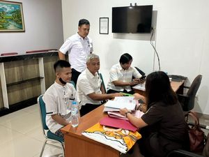 Berkas Lengkap, Rizky Kabah Diserahkan ke Kejati Kalbar