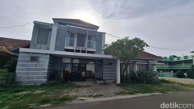 Rumah milil Setya Novanto yang dilelang KPK di RT 19, RW 04, Kelurahan Pasir Panjang, Kecamatan Kota Lama, Kota Kupang, NTT, dipotret, Kamis (27/11/2025). (Yufengki Bria/detikBali) Rumah milil Setya Novanto yang dilelang KPK di RT 19, RW 04, Kelurahan Pasir Panjang, Kecamatan Kota Lama, Kota Kupang, NTT, dipotret, Kamis (27/11/2025). (Yufengki Bria/detikBali)