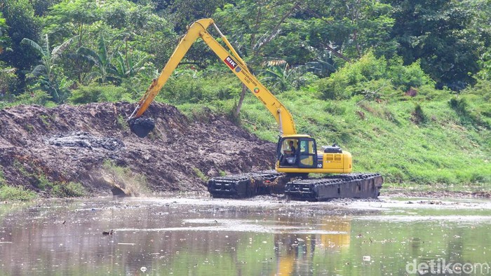 Petugas membersihkan sampah yang tertahan di Setu Pangarengan, Depok, Jawa Barat (26/11/2025). Dinas Sumber Daya Air (SDA) Kota Depok rutin membersihkan sampah yang terjaring di Setu Pangarengan.