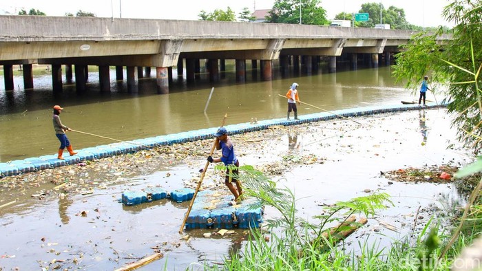 Petugas membersihkan sampah yang tertahan di Setu Pangarengan, Depok, Jawa Barat (26/11/2025). Dinas Sumber Daya Air (SDA) Kota Depok rutin membersihkan sampah yang terjaring di Setu Pangarengan.