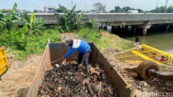 Petugas membersihkan sampah yang tertahan di Setu Pangarengan, Depok, Jawa Barat (26/11/2025). Dinas Sumber Daya Air (SDA) Kota Depok rutin membersihkan sampah yang terjaring di Setu Pangarengan.