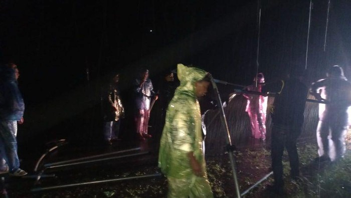 Satgas BPBD Agam mendirikan tenda pengungsian bagi korban banjir bandang di Malalak Timur, Kecamatan Malalak. ANTARA/HO-BPBD Agam.